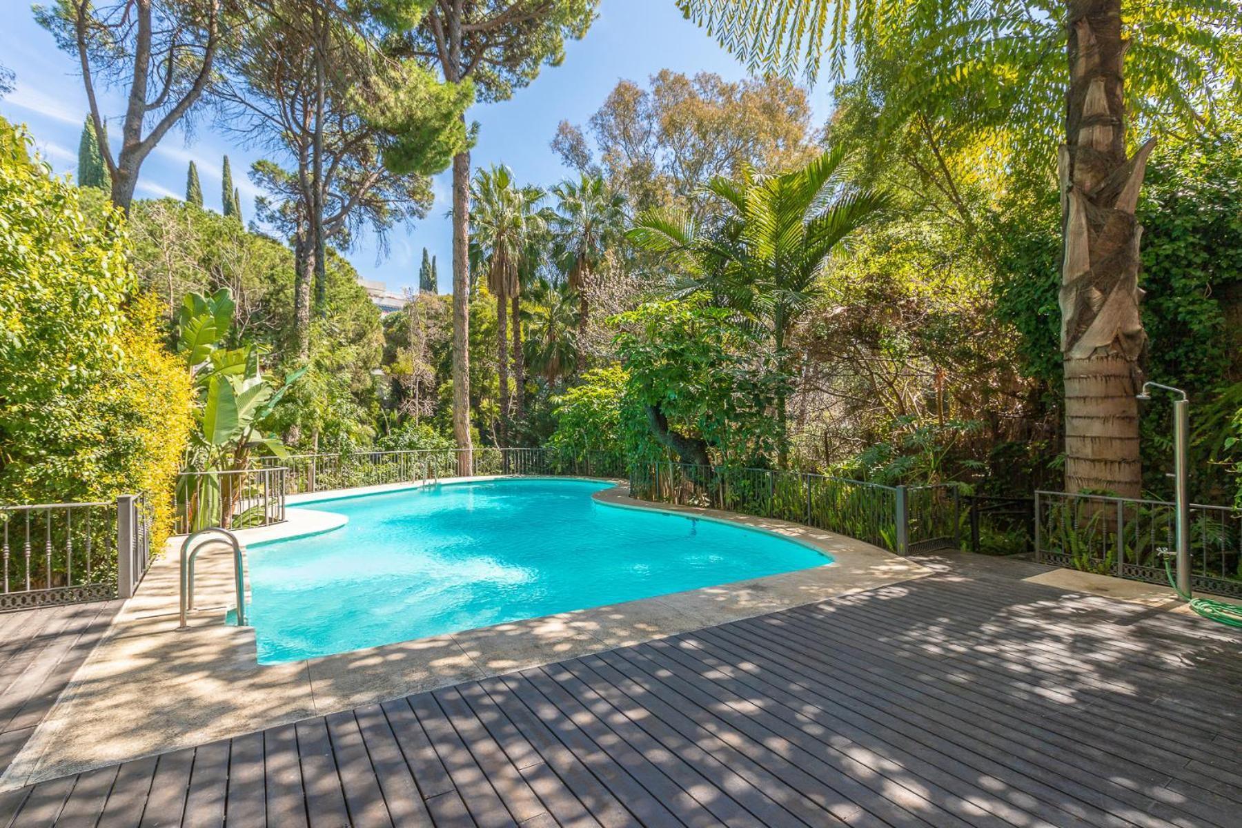 Lujoso Con Piscina En Paseo Maritimo Marbella