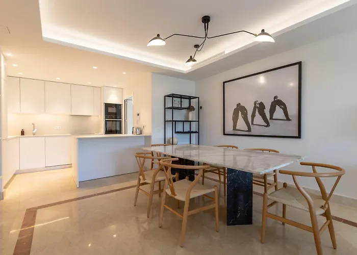 Lujoso Apartamento Con Piscina En Paseo Maritimo Marbella